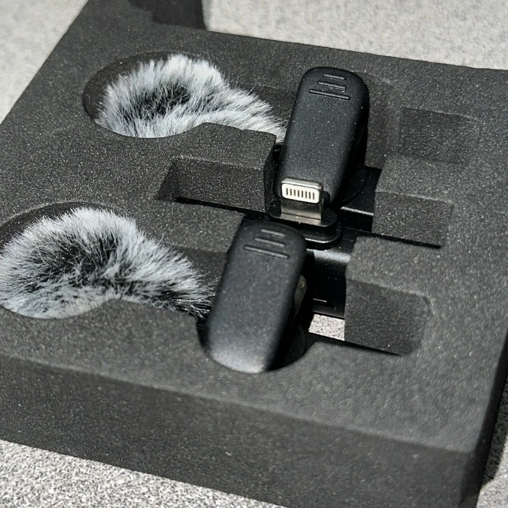 (001) Wireless microphone for Apple/ Lightning port
